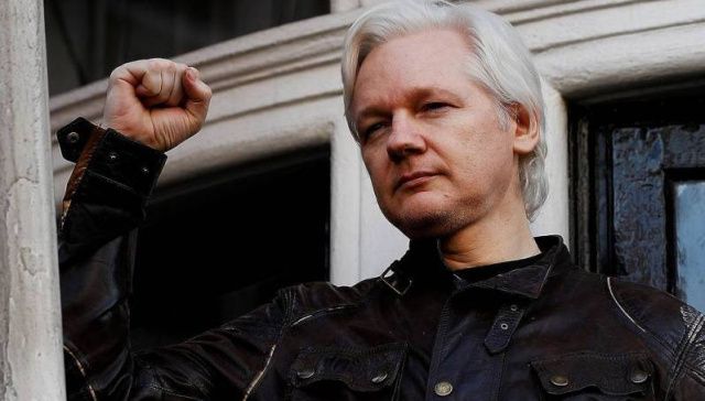 Джулиана Ассанжа задержали в Лондоне. Эквадор лишил его убежища в посольстве