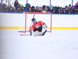 Зрелищной ничьей завершился матч звёзд мирового хоккея с якутской командой у Ленских столбов