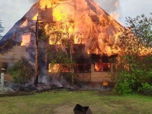 Хозяин сгоревшего дома на Луговой Андрей Гамянин проживает в другом городе. С его слов, дом в аренду не сдавал