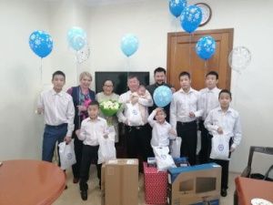 В Якутии многодетной семье из села Хатассы вручили два компьютера от имени Президента России