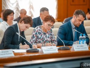 В Якутске на совещании с сенаторами Совфеда обсудили борьбу с нелегальным бизнесом