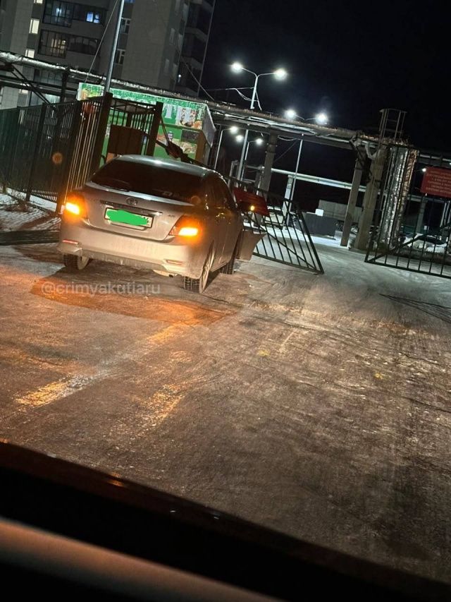 В Якутске иномарка врезалась в закрытые ворота