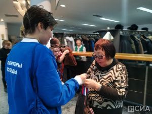 «Волонтёры Победы» раздали жителям Якутска ленты в цветах флага России