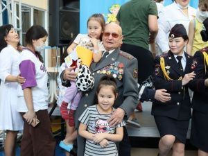 Сотрудники МВД Якутии провели социально-патриотическую акцию для детей, находящихся на длительном лечении в Национальном центре медицины