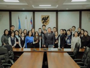 В День молодого избирателя юным жителям Якутска вручили паспорта