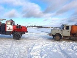 Водовоз провалился под лед в Чурапчинском улусе. МЧС предупреждает: выход на неокрепший лед опасен для жизни