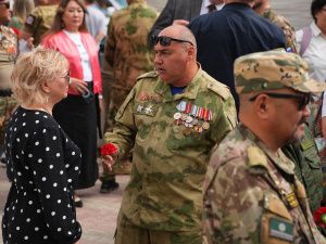 Евгений Григорьев возложил цветы к памятнику в День ветеранов боевых действий