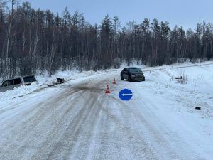 В Якутии в результате столкновения серьезно пострадали женщина-водитель и ее пассажирка