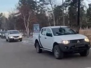 Якутия передала шесть пикапов военной части в Улан-Удэ, где проходят службу якутяне