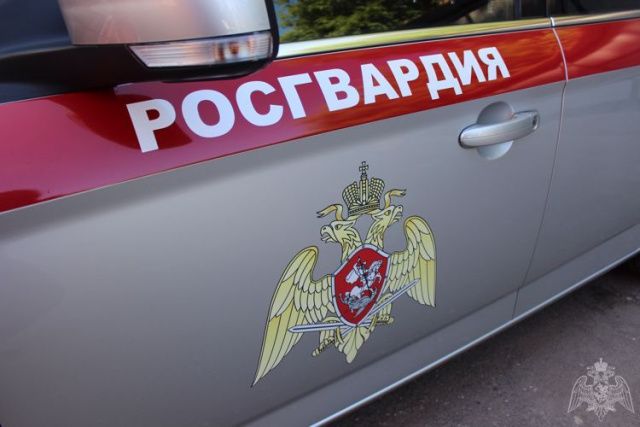 В Якутске два гостя избили хозяина квартиры и похитили его вещи