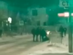 В Якутске молодые люди толпой избили человека на улице