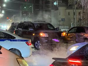 В Якутске водитель на "Ленд Крузере" проехал на красный свет, столкнулся с двумя машинами и сбил пешехода