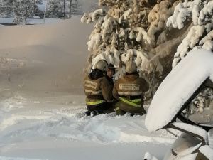 Огнем уничтожен арочный гараж с 7 автомобилями