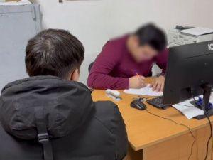 Мужчина, обрызгавший перцовкой курьера и девушку, объяснил свой поступок: "Увидел короткий сюжет, что он напал, и я как-будто опередил его"