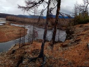 В Томпонском районе молодая женщина погибла, сорвавшись со скалы