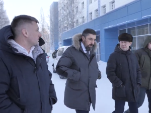 Глава Якутии проверил ход ремонтных работ в Нерюнгринской центральной больнице