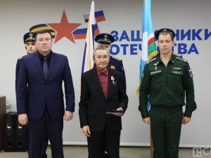 Семьям погибших участников СВО из Якутии вручили ордена Мужества