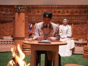 Глава Якутии подписал указ об единой системе домов Олонхо и учредил стипендии для олонхосутов, запевал осуохая и кузнецов