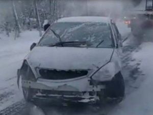 Сотрудники ДПС отбуксировали машину, съехавшую с трассы «Вилюй»