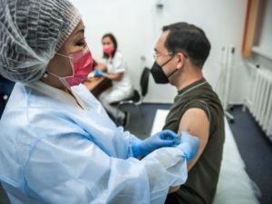 Глава Якутии получил второй компонент вакцины от COVID-19