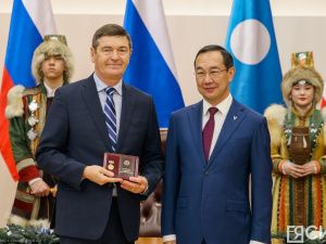 Айсен Николаев вручил якутянам государственные награды в преддверии Нового года