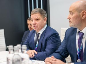 Айсен Николаев на ПМГФ обсудил с руководством компании «Газпром газомоторное топливо» развитие отрасли