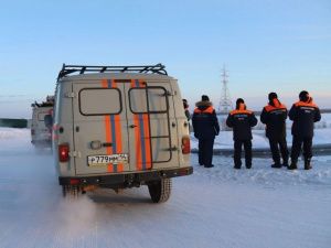 В Таттинском улусе спасатели эвакуировали двоих мужчин, у которых сломалась машина