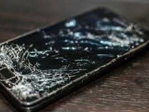 В Ленском районе юноша разбил мобильный телефон девушки за грубое высказывание в адрес его матери