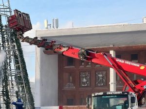 Фотофакт: на площадях Якутска демонтировали новогодние елки