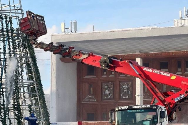 Фотофакт: на площадях Якутска демонтировали новогодние елки