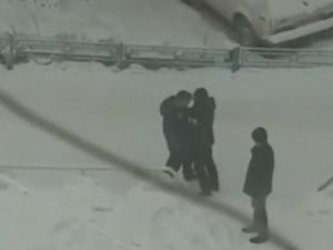 Нетрезвый мужчина с ножом нападает на прохожих