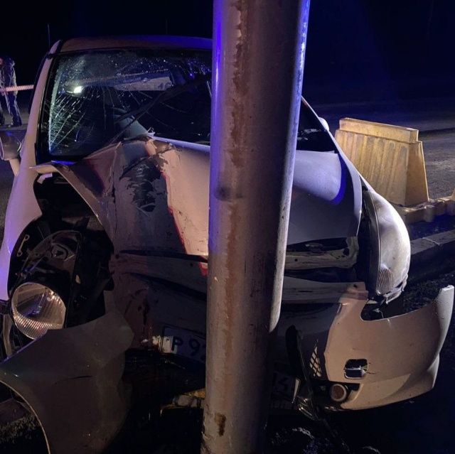 В Якутске 55-летний водитель врезался в столб и погиб