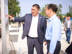 Глава Якутии проверил ход благоустройства набережной реки Вилюй в Нюрбе