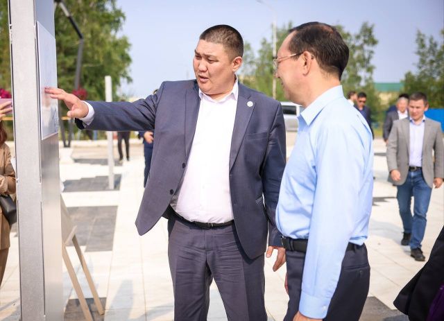 Глава Якутии проверил ход благоустройства набережной реки Вилюй в Нюрбе