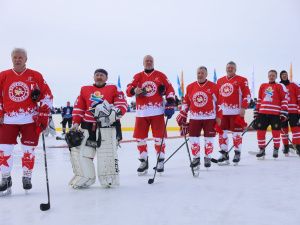 Дружеский хоккейный матч между «Легендами хоккея» и сборной Якутии закончился вничью