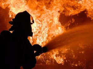 Ночной пожар в Якутске: погибла женщина, двое детей в крайне тяжелом состоянии