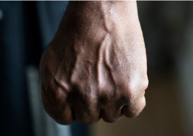 Руками, ногами, железной трубой и деревянной палкой: В Таттинском улусе мужчина жестоко избил троих человек