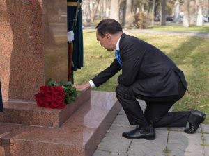 Глава Якутии Айсен Николаев возложил цветы к памятнику Максиму Аммосову в Бишкеке