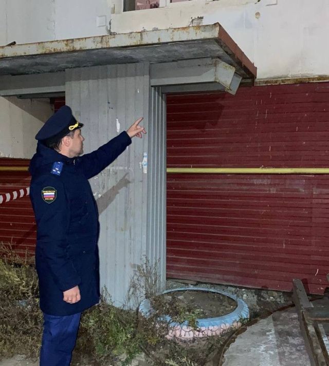 Стали известны результаты прокурорской проверки по факту гибели 9-летней девочки, которую придавило бетонной плитой в Якутске