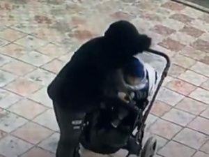 В Якутске женщина увезла своего ребенка в чужой коляске, которая стояла у детсада