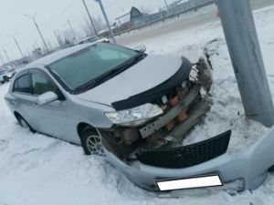 В Якутске девушка-водитель на иномарке врезалась в столб