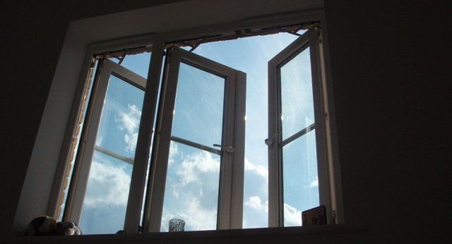 Ребенок, выпавший из окна в Нерюнгринском районе, находится в сознании