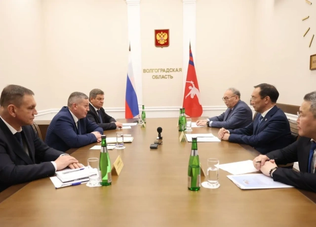 Айсен Николаев провёл рабочую встречу с губернатором Волгоградской области Андреем Бочаровым