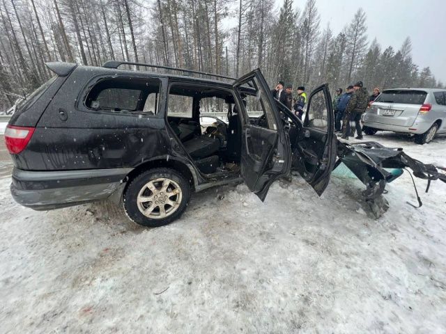 В Якутии столкнулись грузовой и легковой автомобили