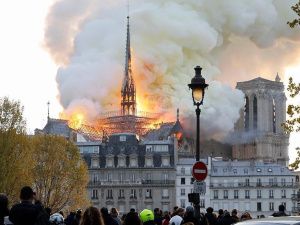 Огонь перекинулся на одну из башен Собора Парижской Богоматери