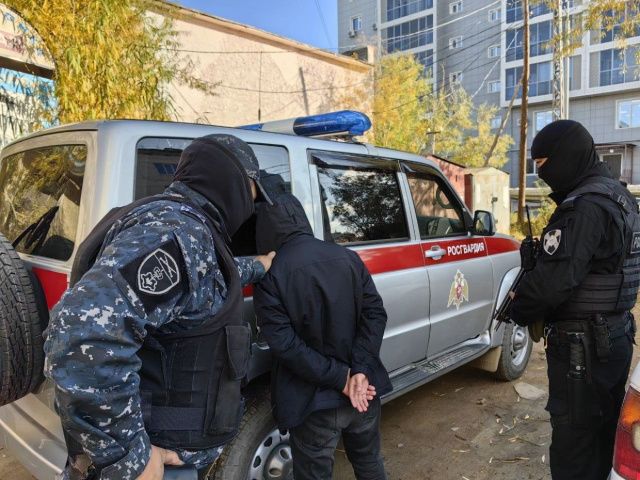 Патруль Росгвардии в Якутске задержал мужчину, находящегося в федеральном розыске