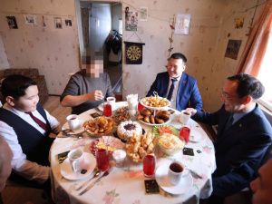 Айсен Николаев навестил участника СВО и его семью в Хангаласском районе