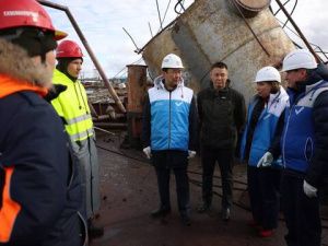 В посёлке Тикси Якутии завершается очистка причального судна «Днепр»