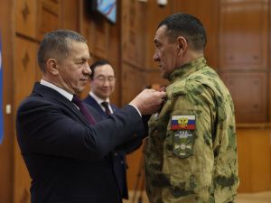 Зампред правительства России Юрий Трутнев вручил госнаграды военнослужащим и добровольцам Якутии