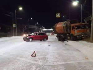 На Вилюйском тракте грузовик столкнулся с легковым авто. Пострадала женщина